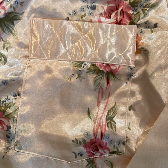 Rosa’s Closet Women Pajama Set Size Medium Pink Floral top solid pants Buttons - Picture 3 of 13